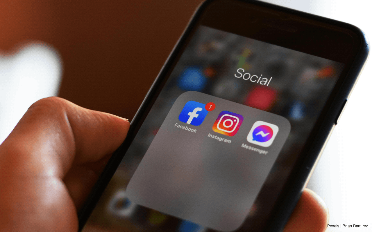 Illustration présentant un smartphone et des applications de réseaux sociaux.