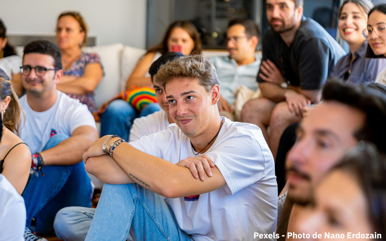 Image illustrant un jeune entrain de sourire.